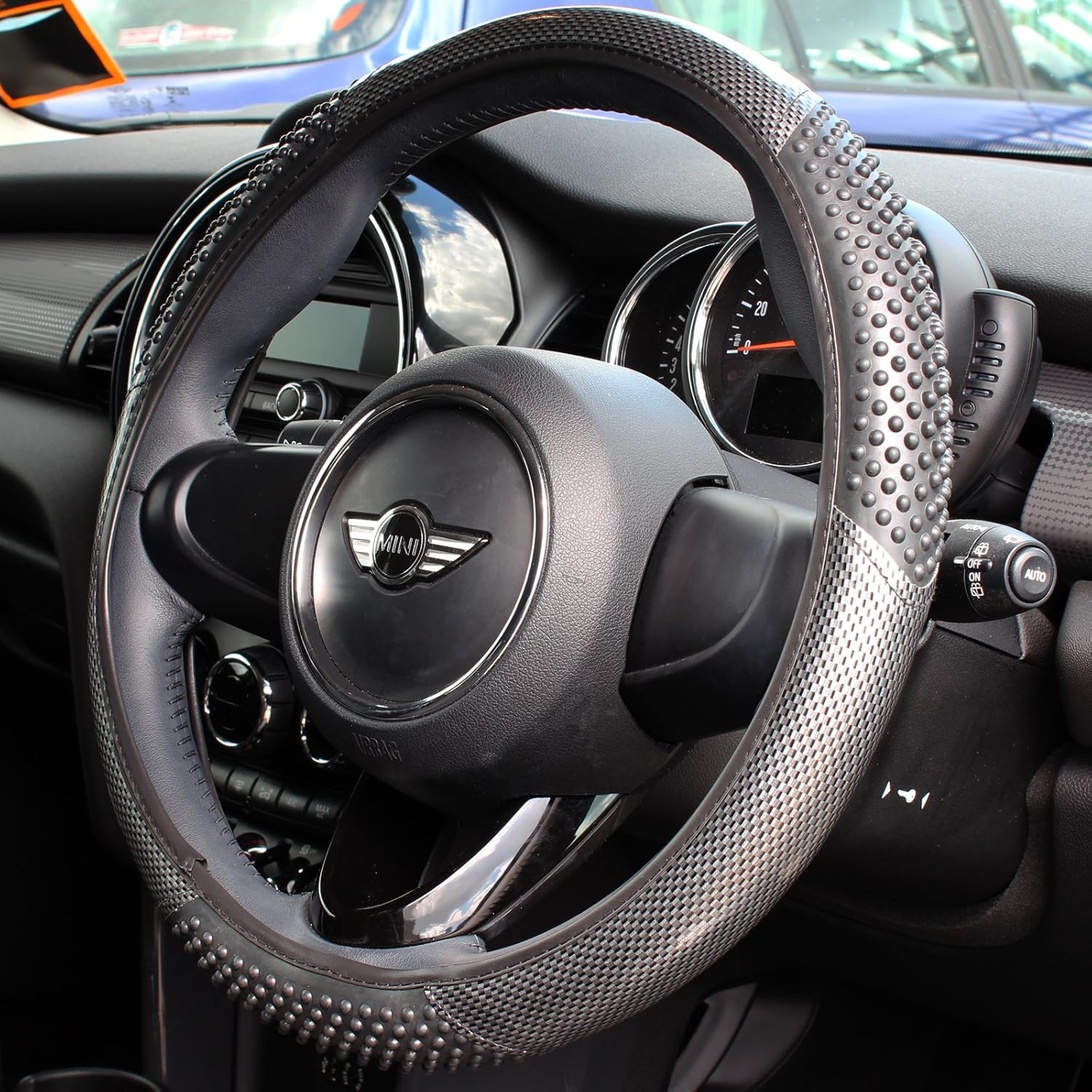 Een ergonomische stuurhoes met textuur, geïnstalleerd op een autostuur, ontworpen voor betere grip en comfort.