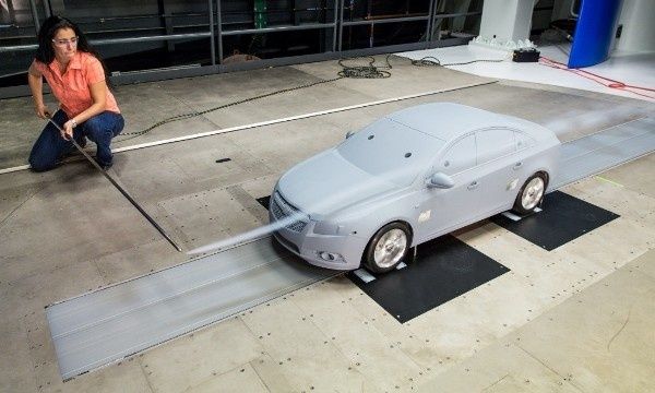 Modelauto in een windtunnel voor aerodynamische metingen