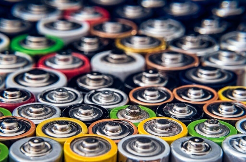 Close-up van veel gekleurde batterijcellen met metalen aansluitingen