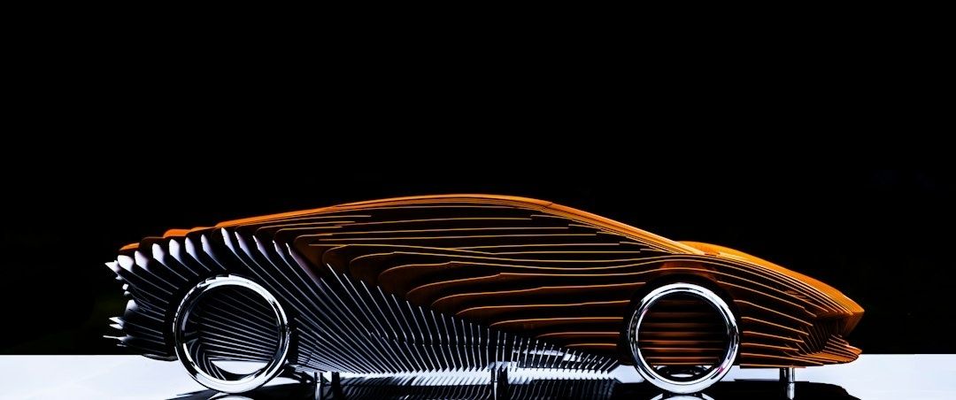 Gestroomlijnd auto-ontwerp met vloeiende lijnen tegen een zwarte achtergrond